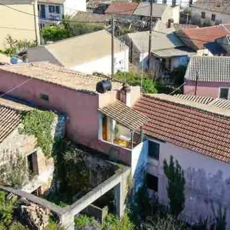 “ Nicolas Traditional House” * Gardelades