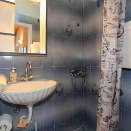 “ Nicolas Traditional House” * Gardelades